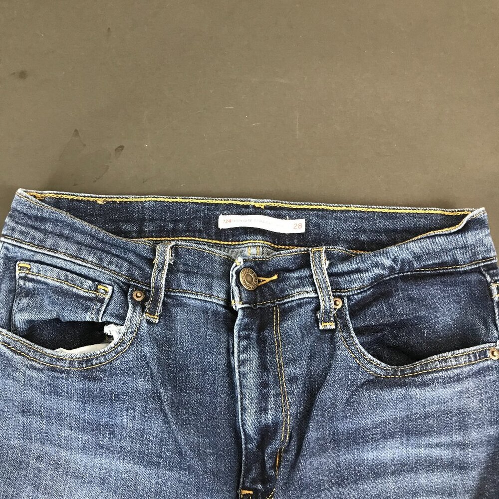 Women's Levi's 724 Highrise Straight Crop Jeans Size 28" x 25"
